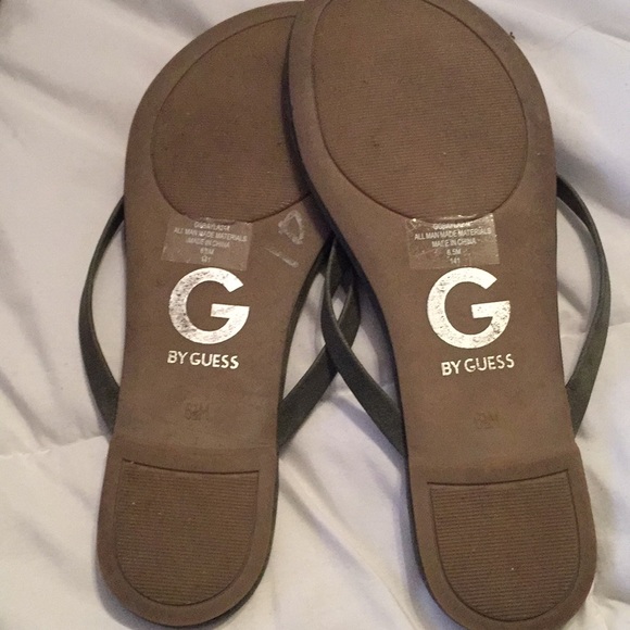 Guess olive green sandals. Size 6.5 - Picture 3 of 3
